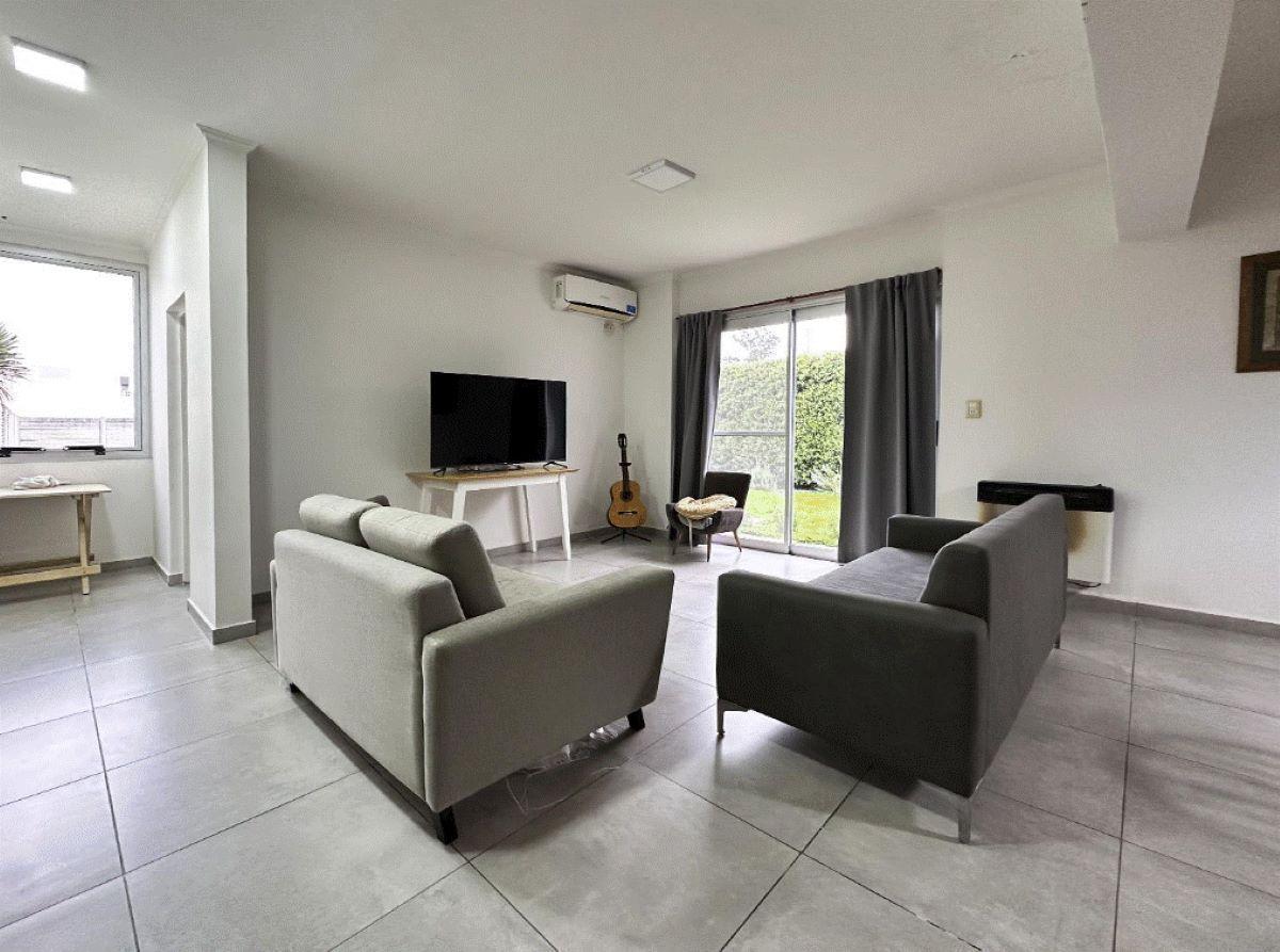 Foto de Venta/permuta casa de 1 dormitorio comodín con cochera, jardín y, imagen 2