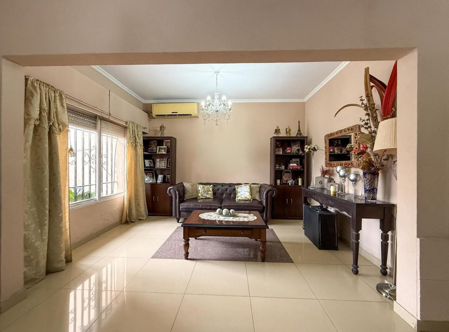 Foto de Venta casa de 2 plantas con 4 dormitorios, patio y terraza en Zona, imagen 4