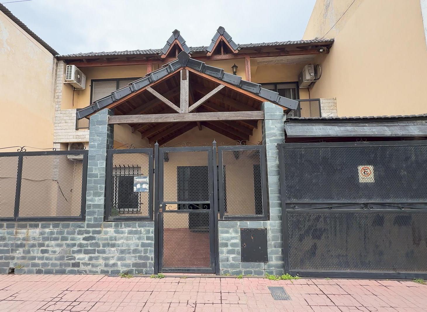 Foto de Venta casa de 2 plantas con 4 dormitorios, patio y terraza en Zona, imagen 1