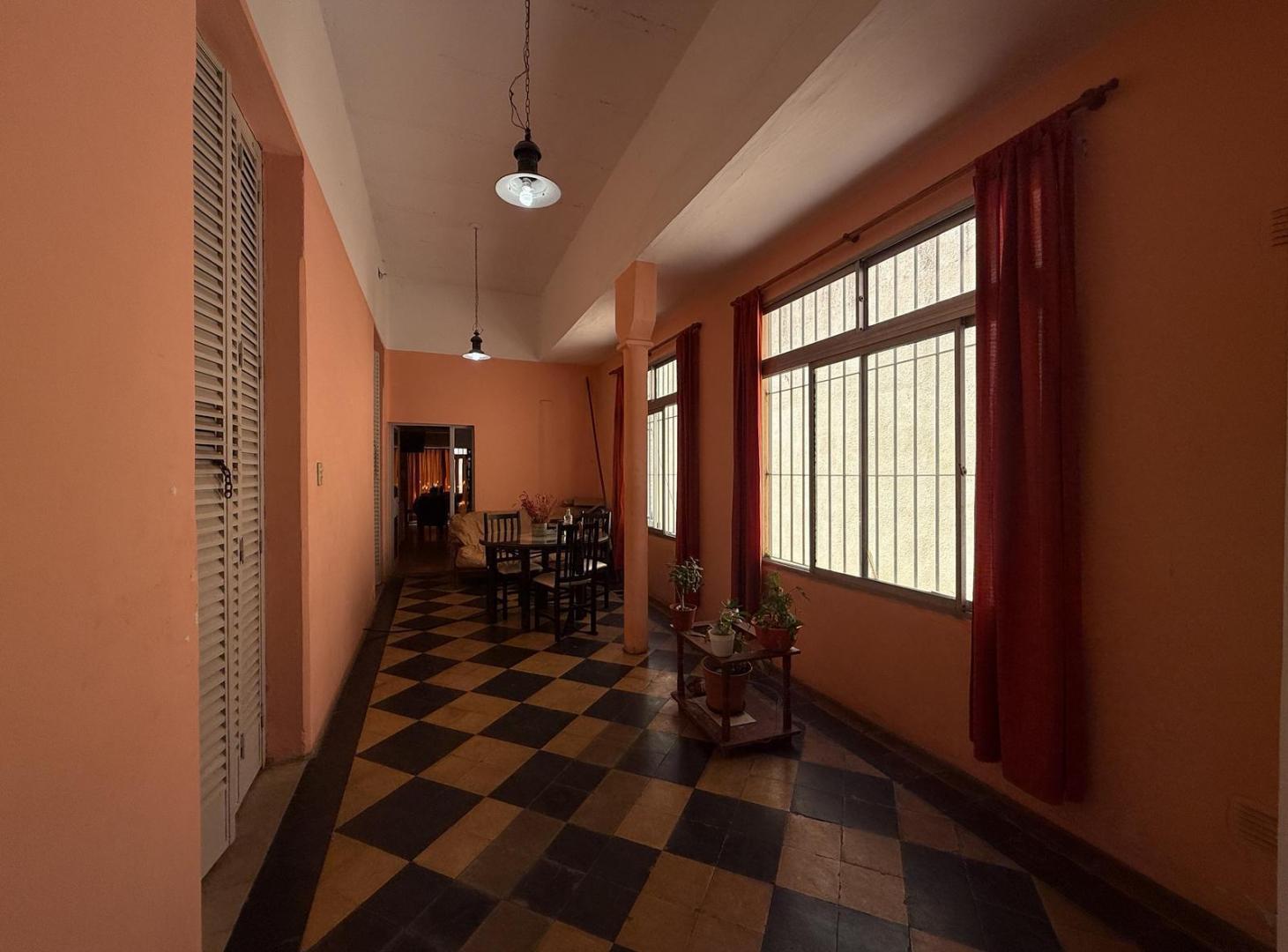Foto de Venta casa de 3 dormitorios con patio parquizado y cochera barrio, imagen 2