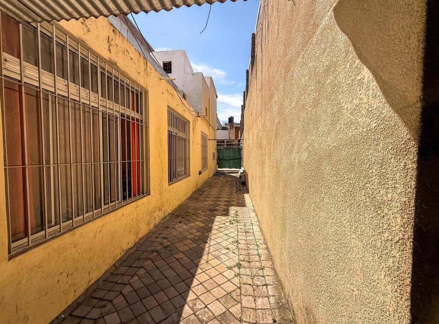 Foto de Venta casa de 3 dormitorios con patio parquizado y cochera barrio, imagen 1