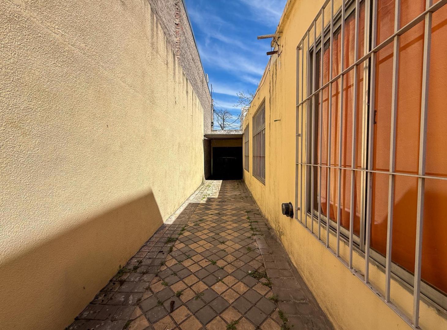 Foto de Venta casa de 3 dormitorios con patio parquizado y cochera barrio, imagen 5