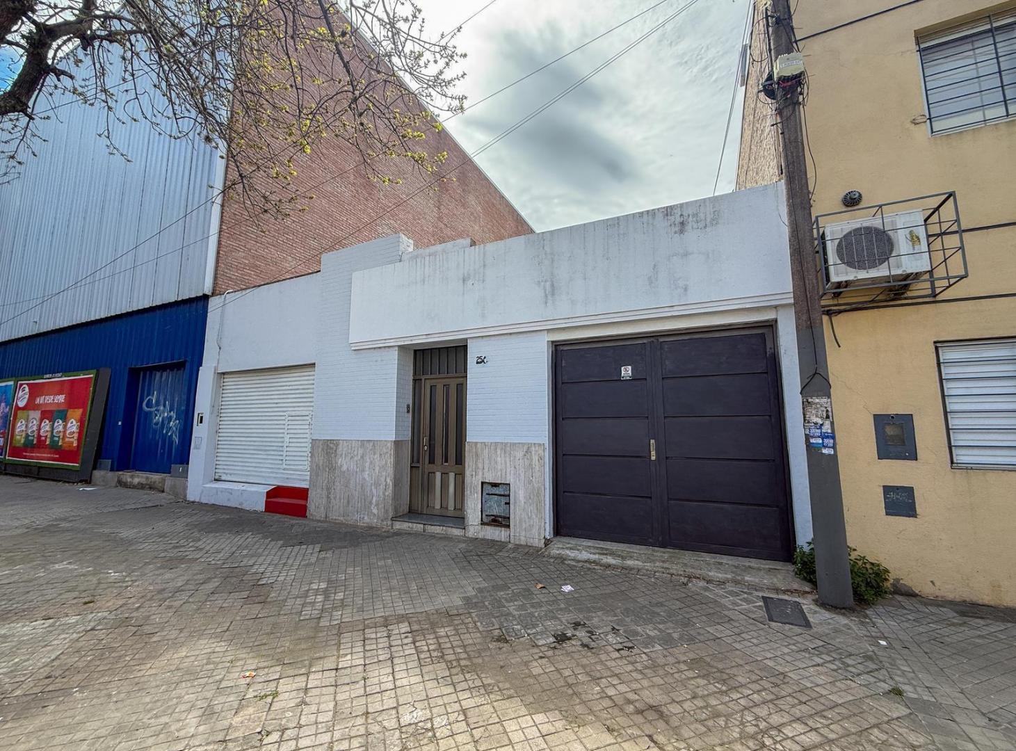 Foto de Venta casa de 3 dormitorios con patio parquizado y cochera barrio, imagen 3