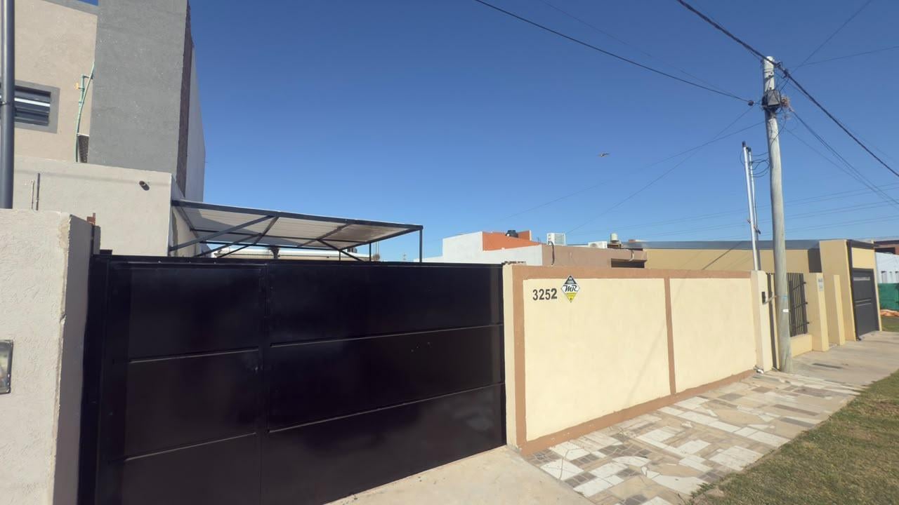 Foto de Venta casa con jardín, pileta y quincho en barrio Lomas de Alicia, imagen 1