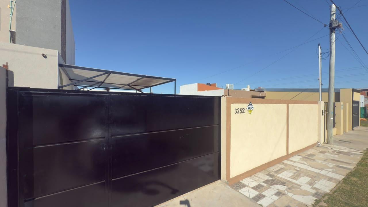 Foto de Venta casa con jardín, pileta y quincho en barrio Lomas de Alicia, imagen 2