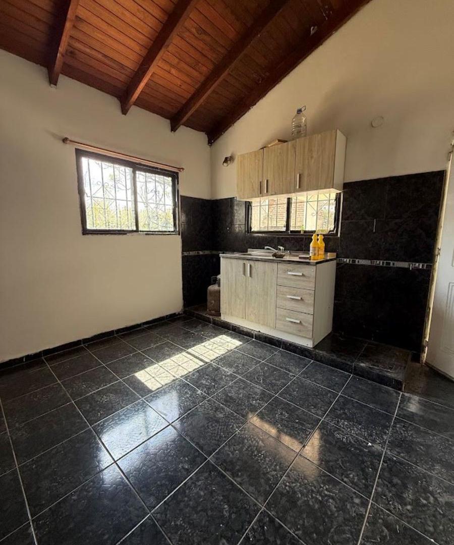 Foto de Venta casa con amplio dormitorio divisible con jardín y pileta, Pueblo, imagen 2