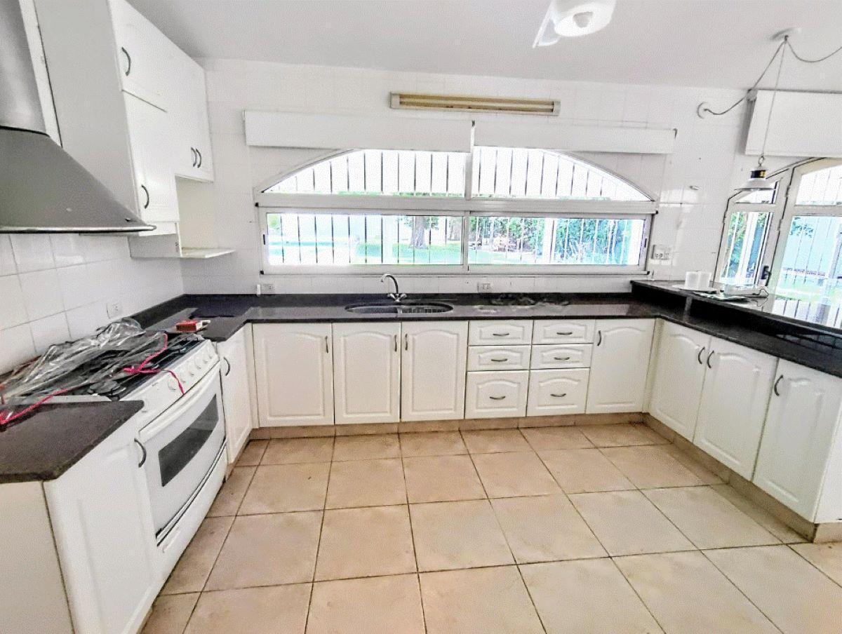 Foto de Venta casa de 3 dormitorios con cochera, jardín y pileta, Funes, imagen 5