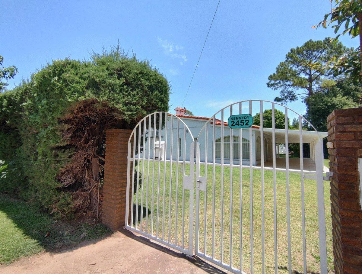 Foto de Venta casa de 3 dormitorios con cochera, jardín y pileta, Funes, imagen 3