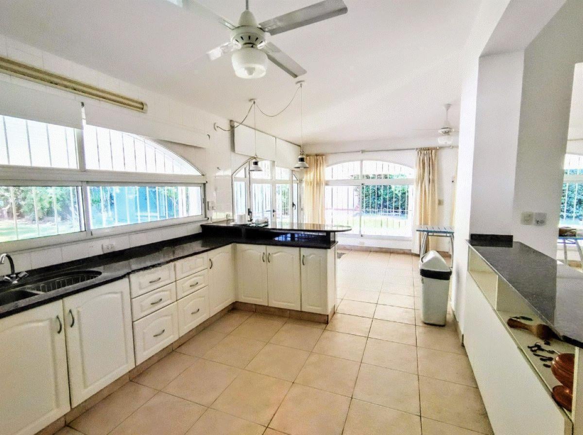 Foto de Venta casa de 3 dormitorios con cochera, jardín y pileta, Funes, imagen 2