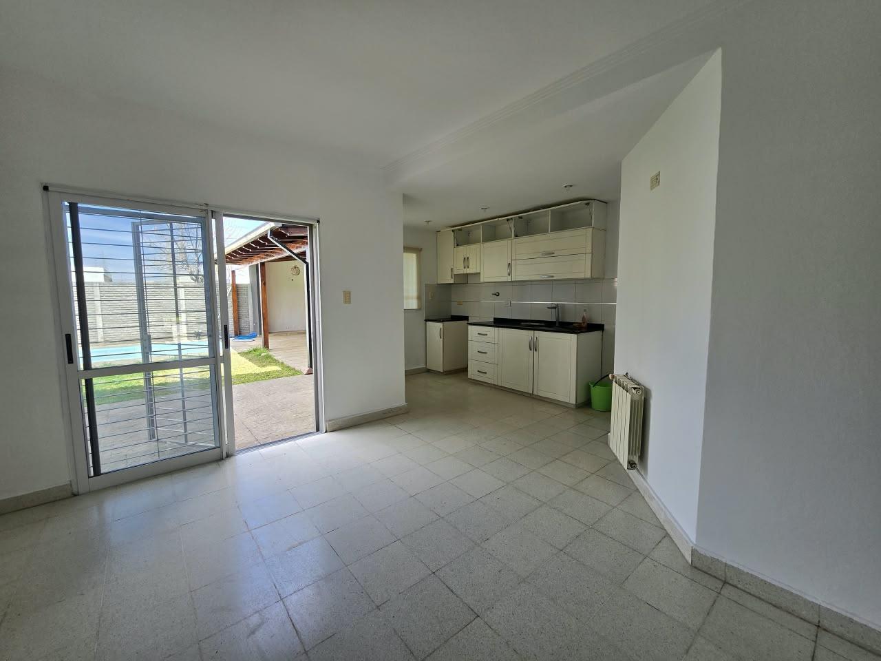 Foto de Alquiler casa 3 dormitorios con pileta General Lagos, imagen 4