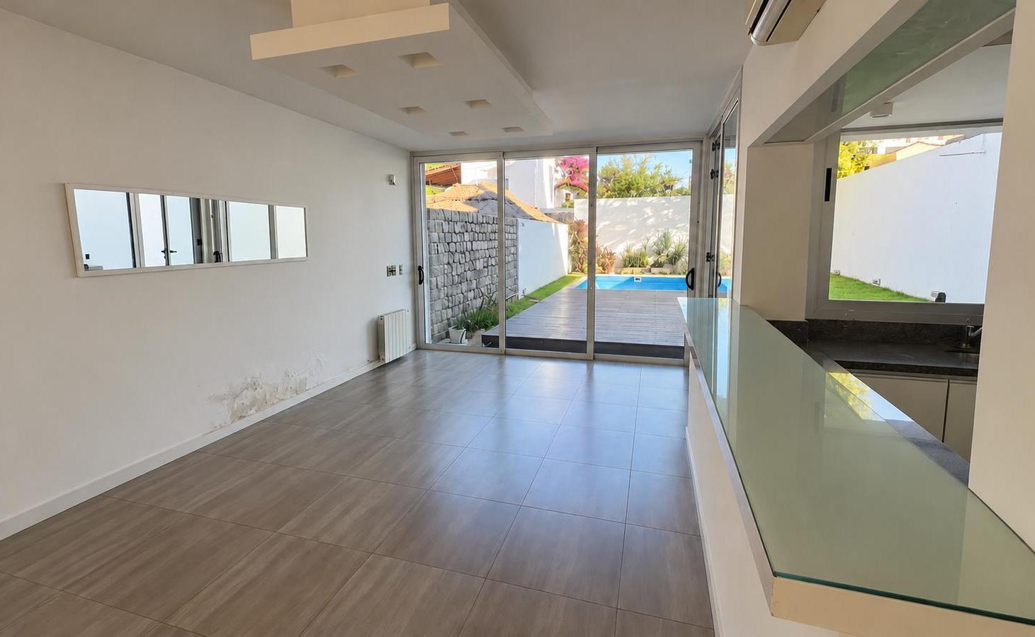 Foto de Alquiler casa de 3 dormitorios con doble cochera, jardín y pileta, imagen 1