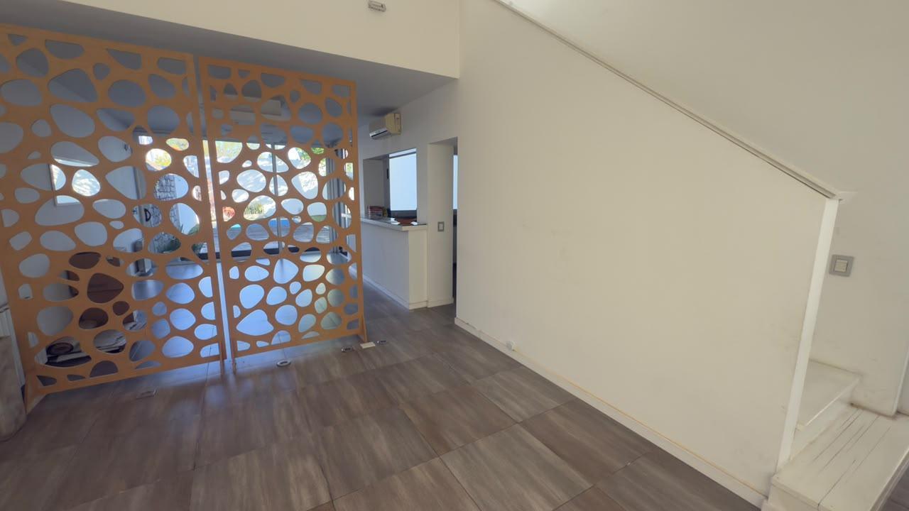 Foto de Alquiler casa de 3 dormitorios con doble cochera, jardín y pileta, imagen 3