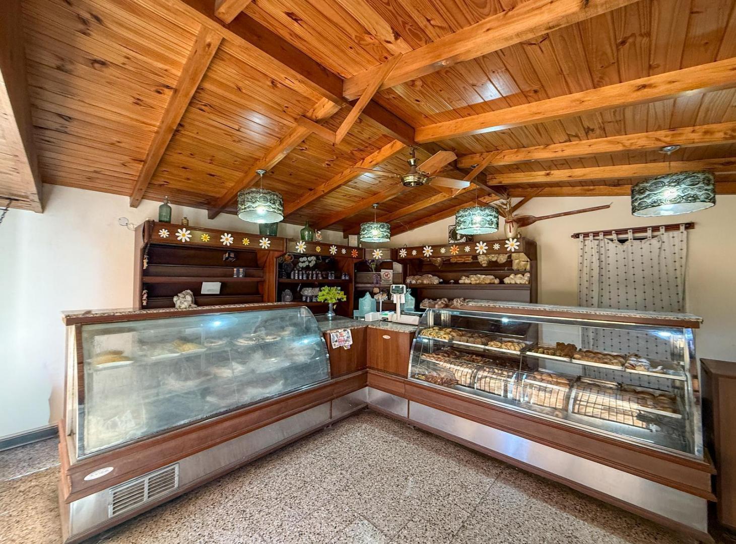 Foto de Venta casa de 3 dormitorios con local comercial en planta baja, imagen 3