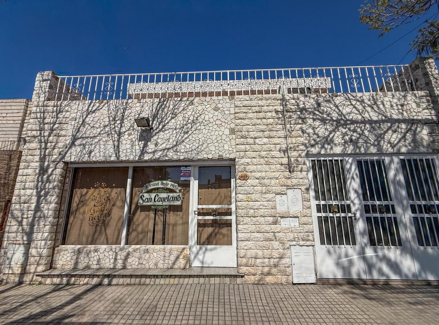 Foto de Venta casa de 3 dormitorios con local comercial en planta baja, imagen 1