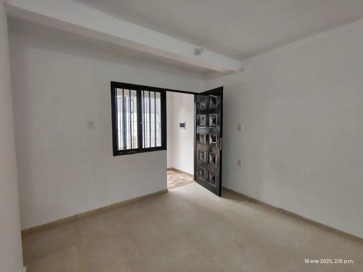 San Vicente, casa con 7 cocheras de alquiler mensual + departamento independiente. 2
