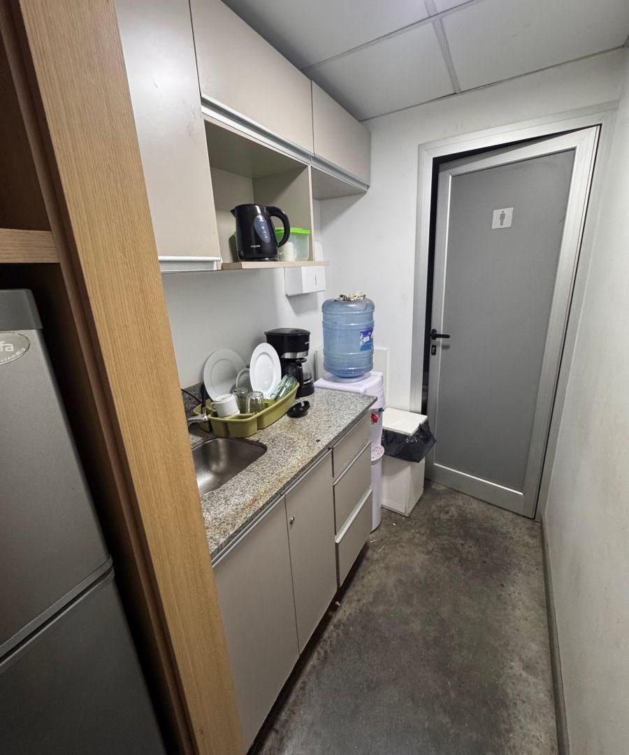 Foto de 2000 m2 de nave con 300 m2 de ofincinas y showroom sobre av Japón, imagen 5