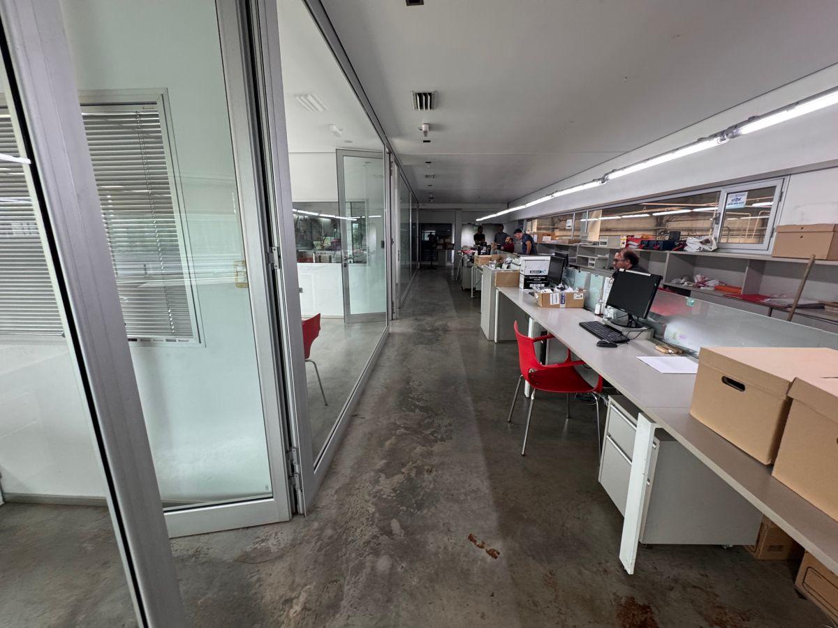 Foto de 2000 m2 de nave con 300 m2 de ofincinas y showroom sobre av Japón, imagen 2