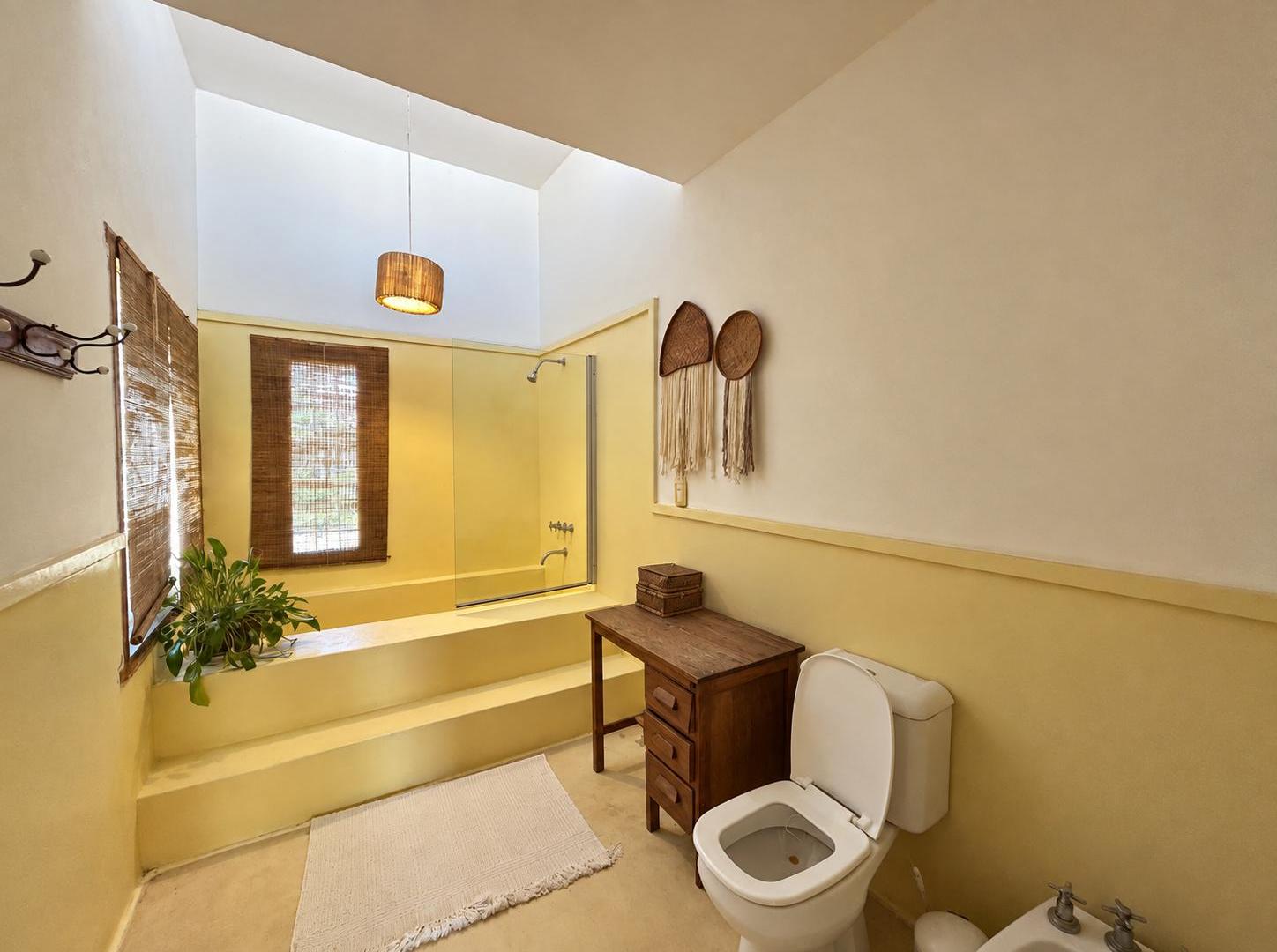 Foto de CASA EN VENTA CON TERRENO DE 2500 m² CON 4 DORMITORIOS SOBRE SANTA, imagen 3