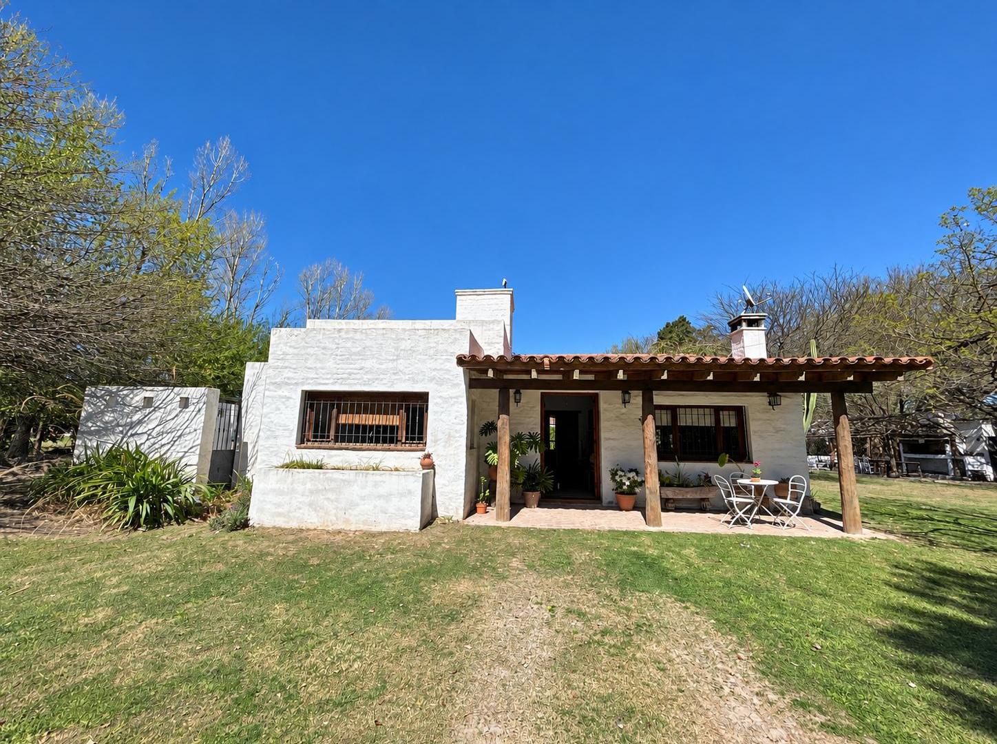 Foto de CASA EN VENTA CON TERRENO DE 2500 m² CON 4 DORMITORIOS SOBRE SANTA, imagen 1