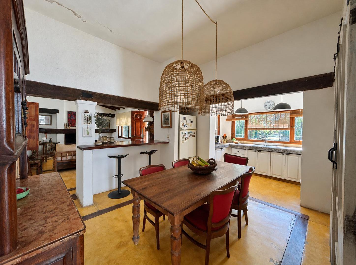 Foto de CASA EN VENTA CON TERRENO DE 2500 m² CON 4 DORMITORIOS SOBRE SANTA, imagen 2