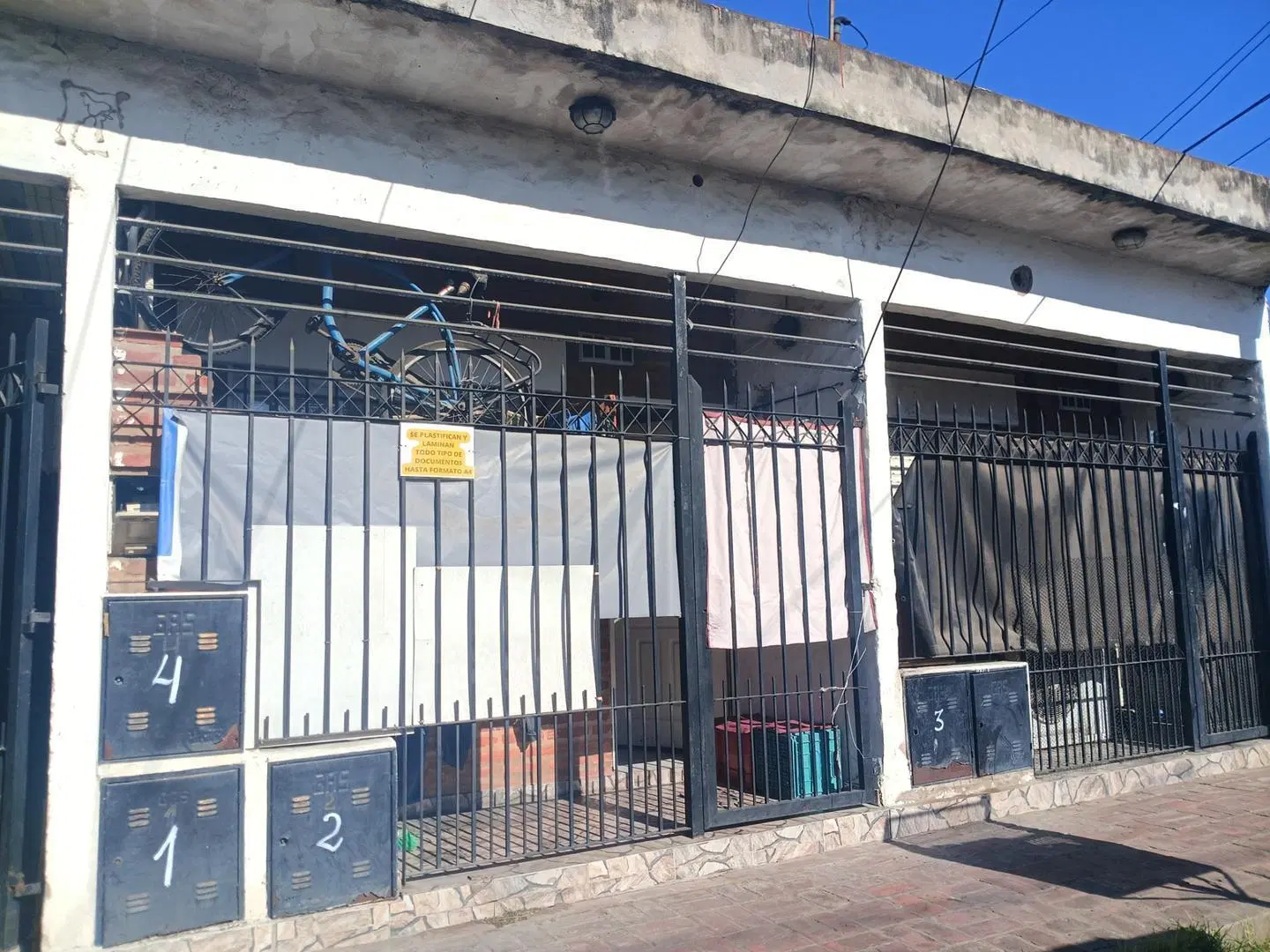 VENTA EN BLOCK  2 DEPTOS 2 AMB + 2 CASAS + COCHERA + PATIO 4