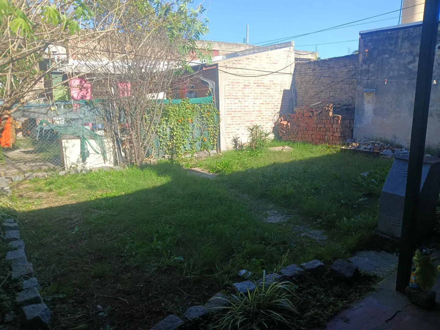 VENTA EN BLOCK  2 DEPTOS 2 AMB + 2 CASAS + COCHERA + PATIO 2
