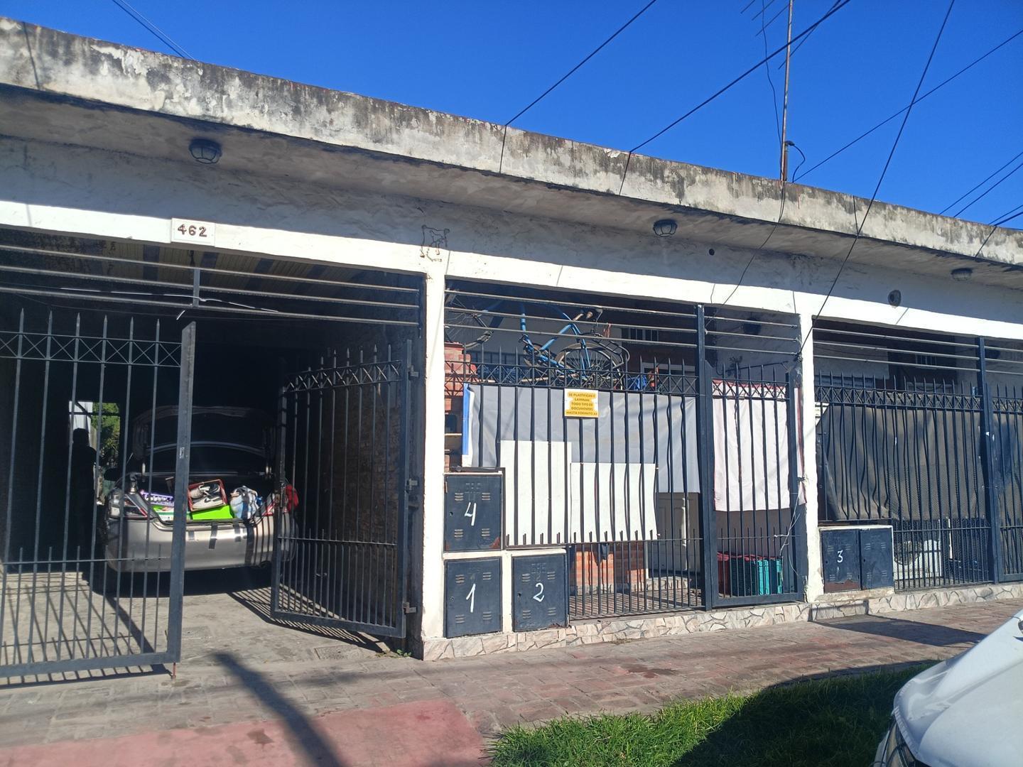 VENTA EN BLOCK 2 DEPTOS 2 AMB + 2 CASAS + COCHERA + PATIO
