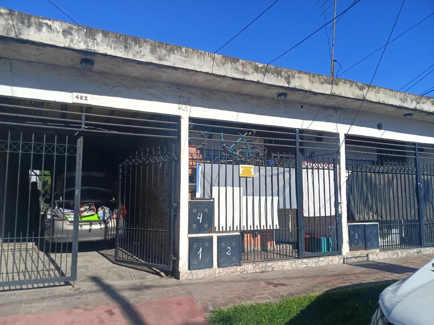 VENTA EN BLOCK  2 DEPTOS 2 AMB + 2 CASAS + COCHERA + PATIO 3