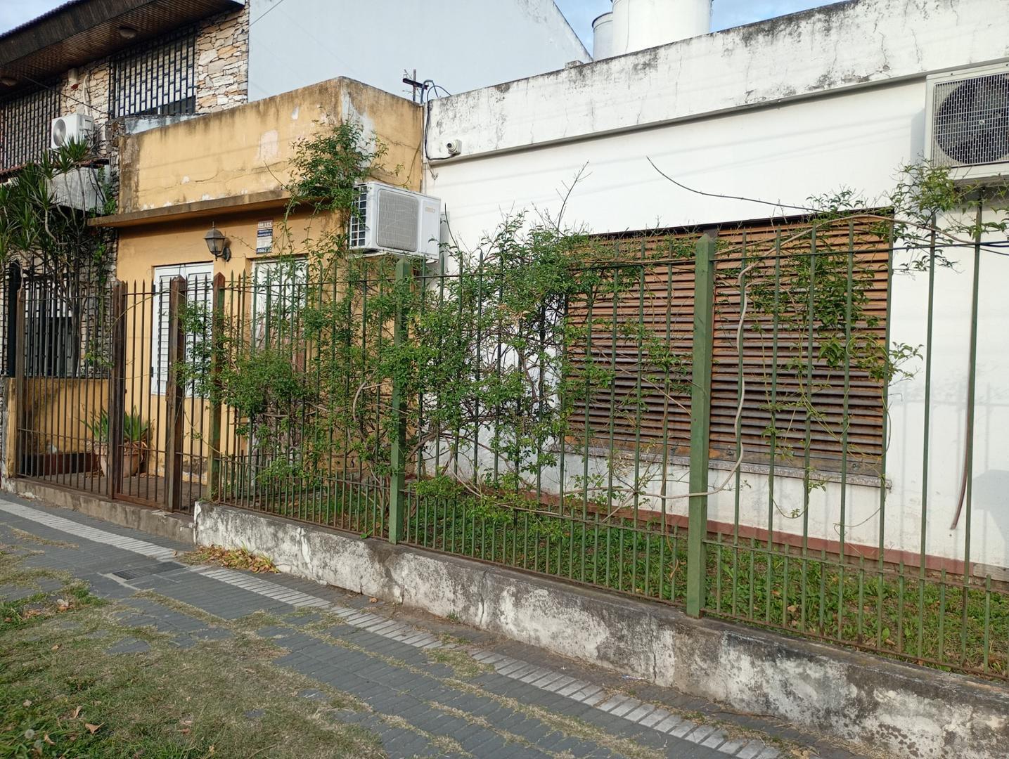 Venta casa de 4 ambientes más PH 2 ambientes con patio.