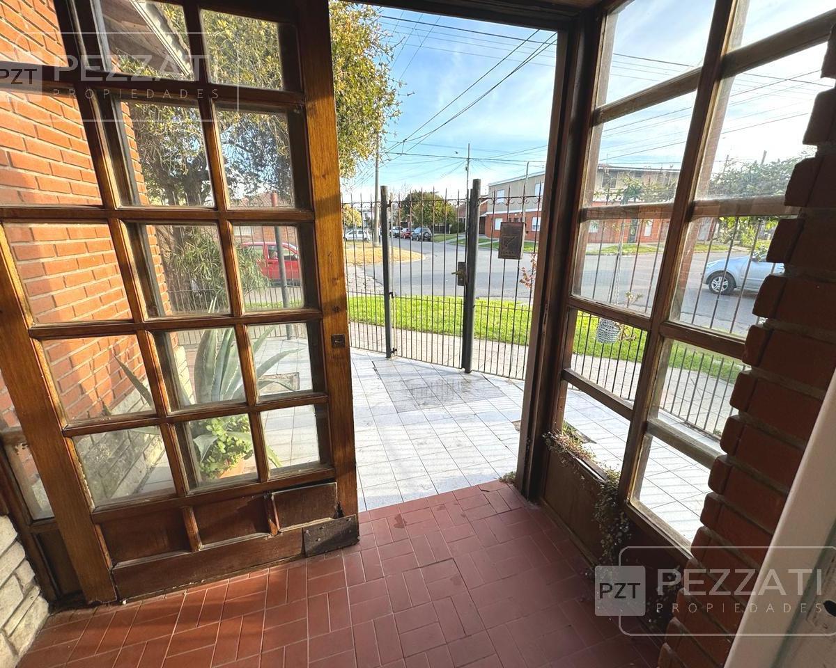 Casa en venta en la zona de Villa Primera. Garage. Patio. 3 dormitorios. 2 baños.