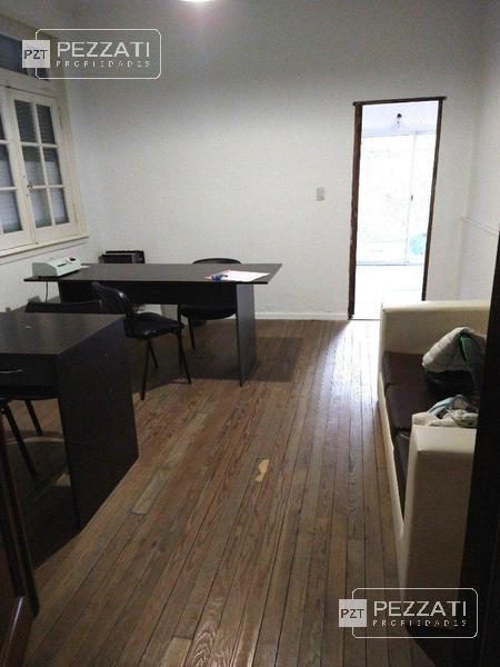 Z/ Plaza Mitre - 2 locales unificados - 5 privados- office- batería de baños.
