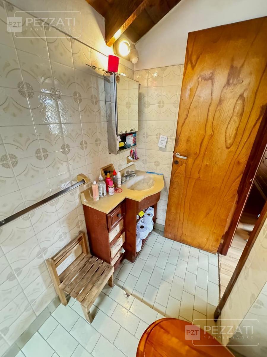 Casa en Venta. Zona San Carlos. en Dos Plantas. Jardin. Garage Para un Auto. 3 Dorm. 2