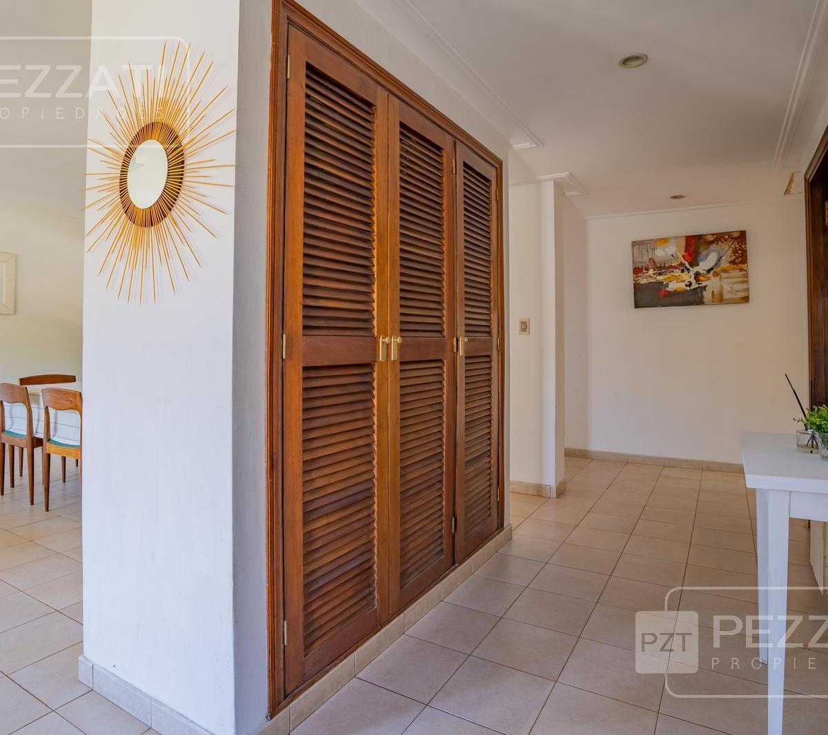 Foto de Casa en venta en Mar del Plata, zona Parque Luro. Garage. Patio/jardin, imagen 3