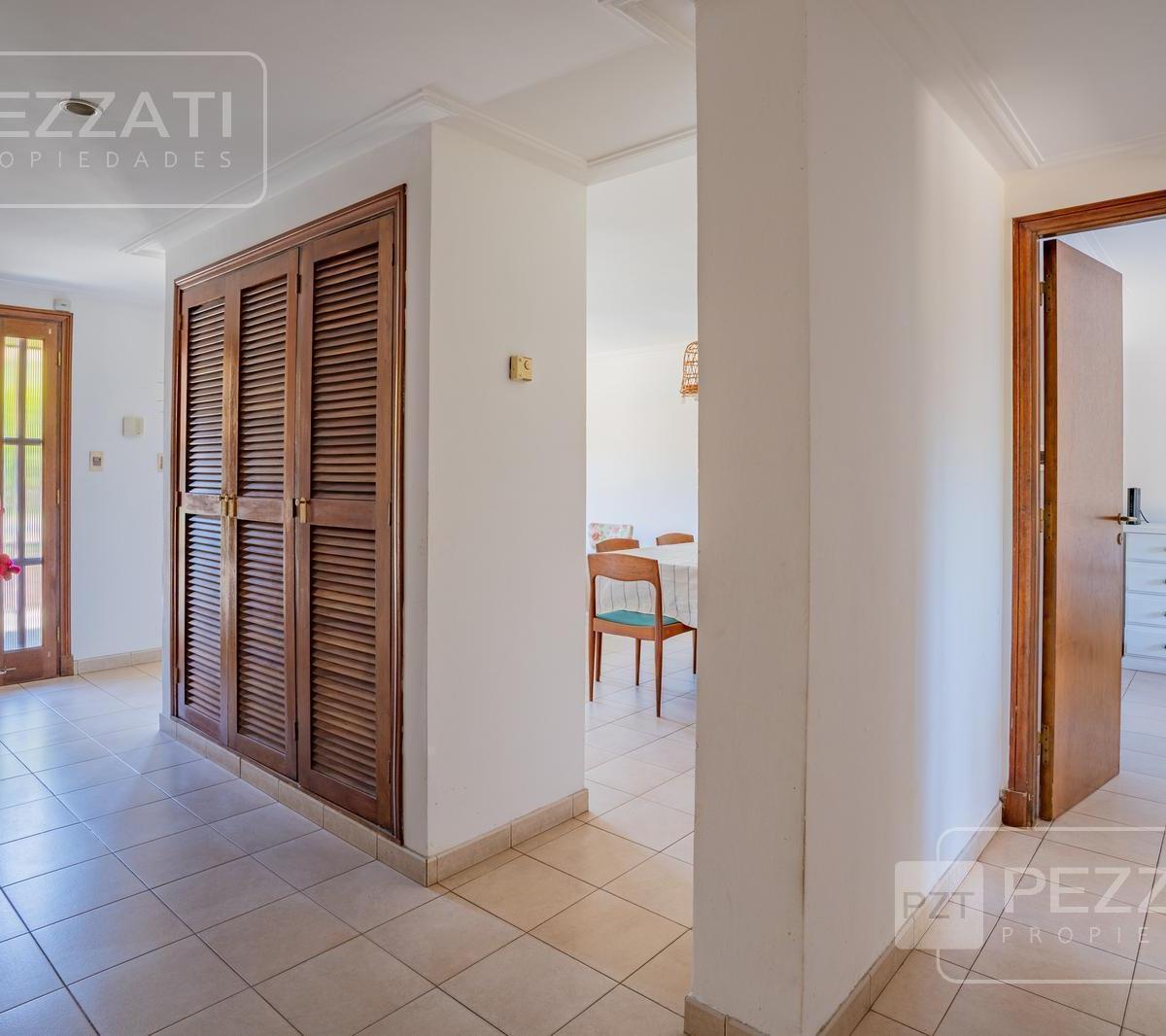 Foto de Casa en venta en Mar del Plata, zona Parque Luro. Garage. Patio/jardin, imagen 4
