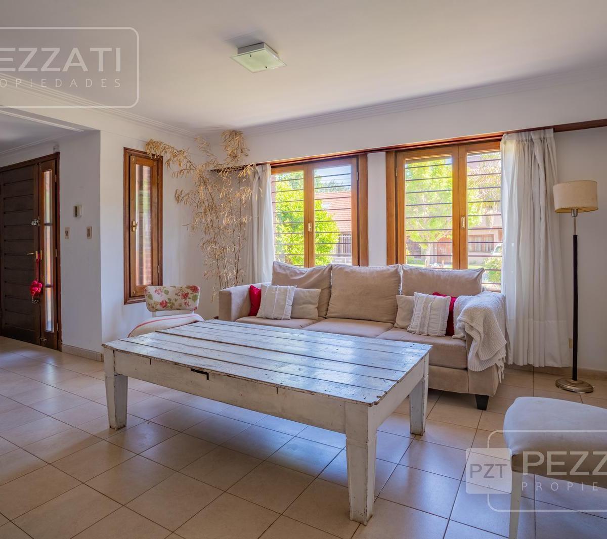 Casa en venta en Mar del Plata, zona  Parque Luro. Garage. Patio/jardin. Cocina comedor