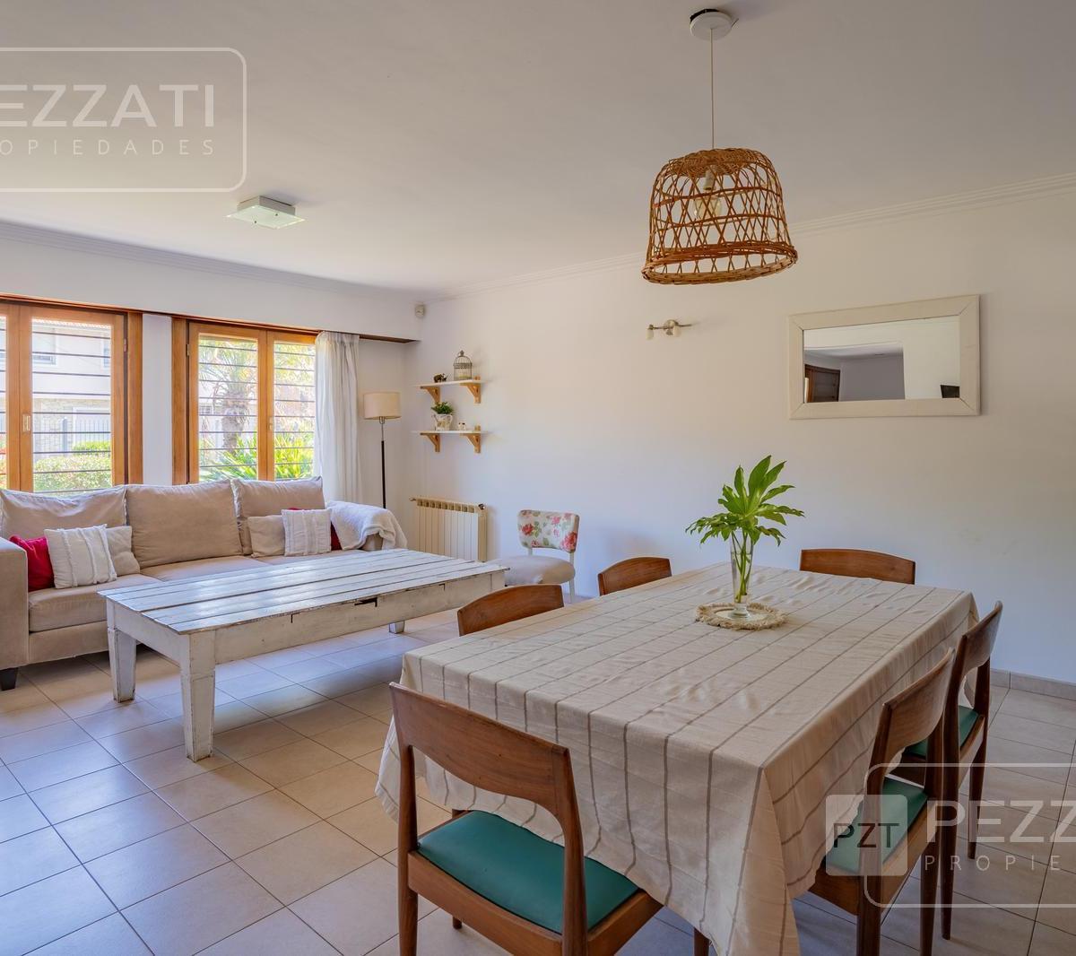 Foto de Casa en venta en Mar del Plata, zona Parque Luro. Garage. Patio/jardin, imagen 2