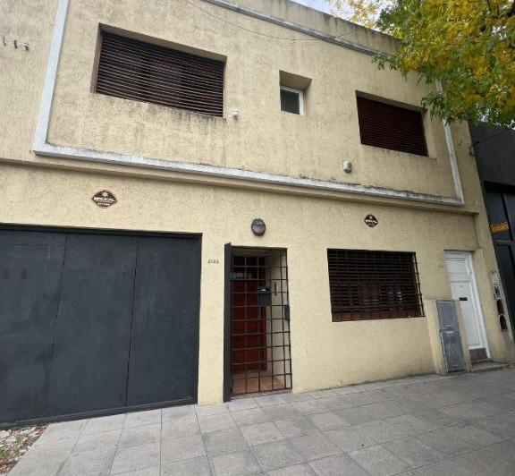 Casa en venta. P.H. Al frente. Totalmente independiente. Zona San Juan. Garage 1