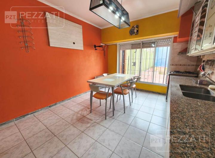 Foto de Casa en alquiler. 4 dormitorios. La Perla. Totalmente amoblado. garage, imagen 3