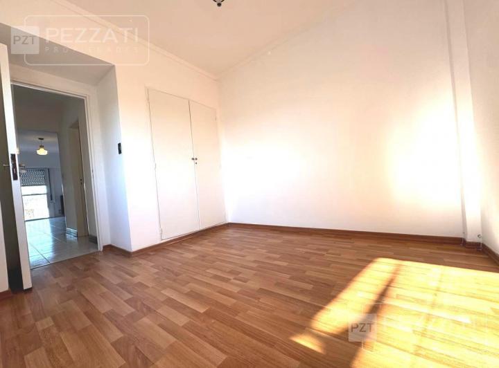 Departamento de 3 ambientes . Al frente. Muy luminoso. Zona San Jose 4