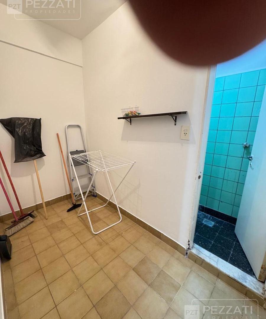 Departamento de 3 ambientes con dependencia. Z/ Plaza Colon. Colon y Arenales. Externo. Balcon.