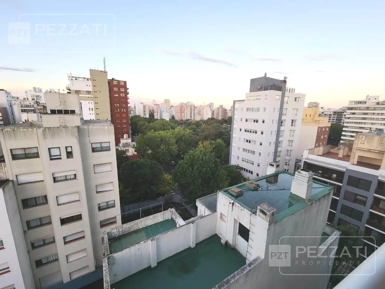 Departamento en alquiler. Todo externo. Balcon. 3 amb. cochera, baulera 2