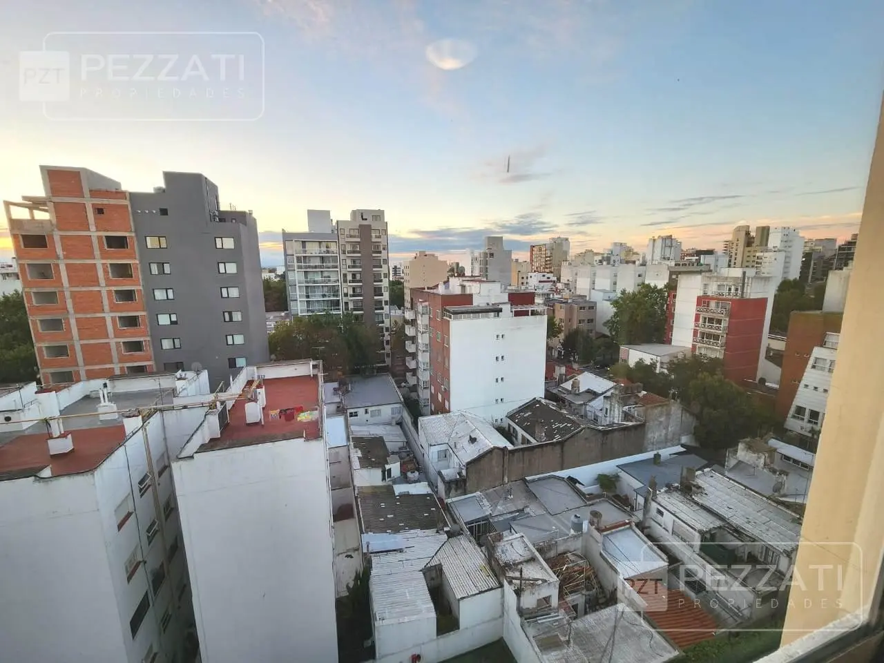 Departamento en alquiler. Todo externo. Balcon. 3 amb. cochera, baulera 3