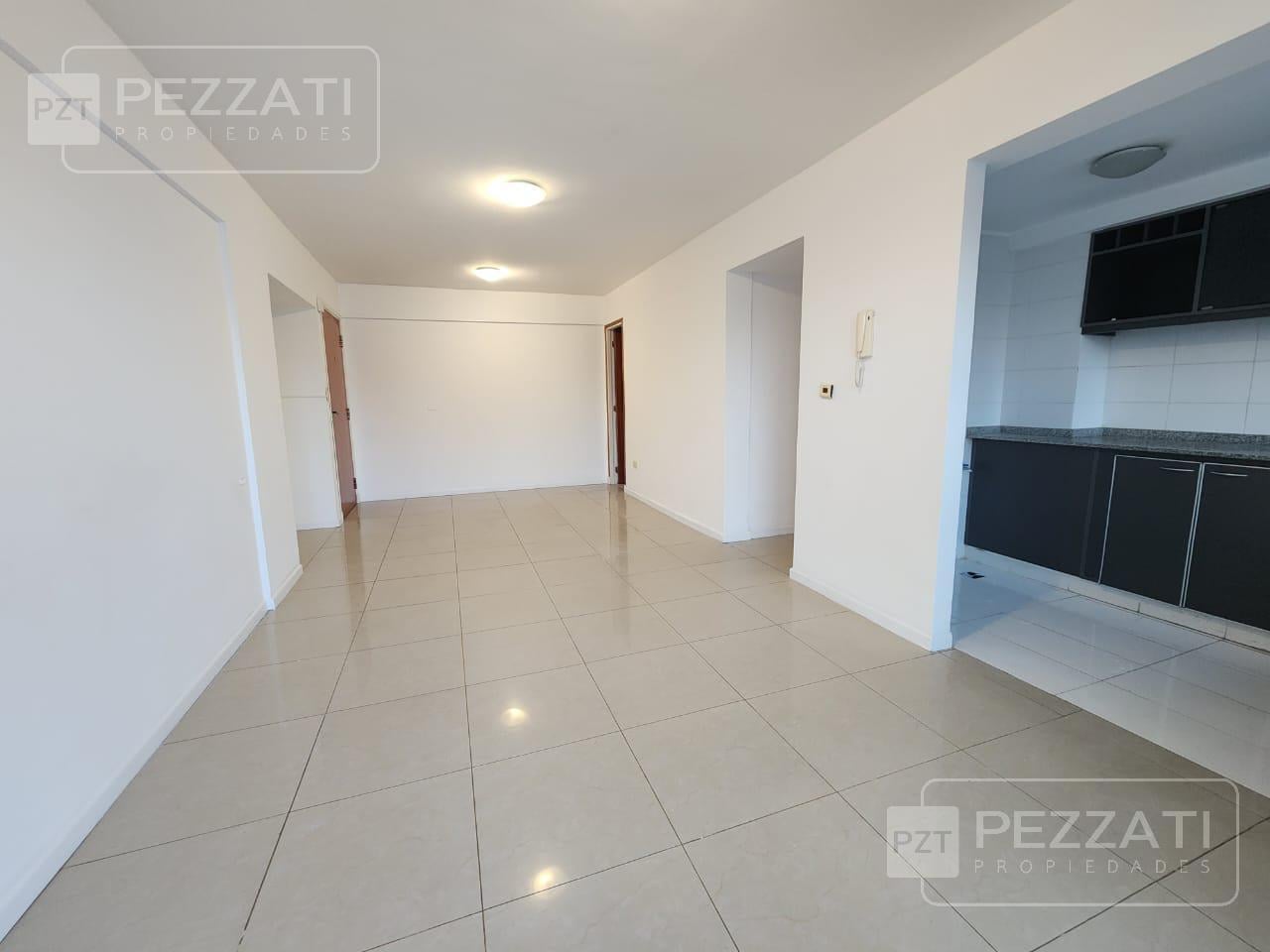 Departamento en alquiler.  Todo externo. Balcon. 3 amb. cochera, baulera