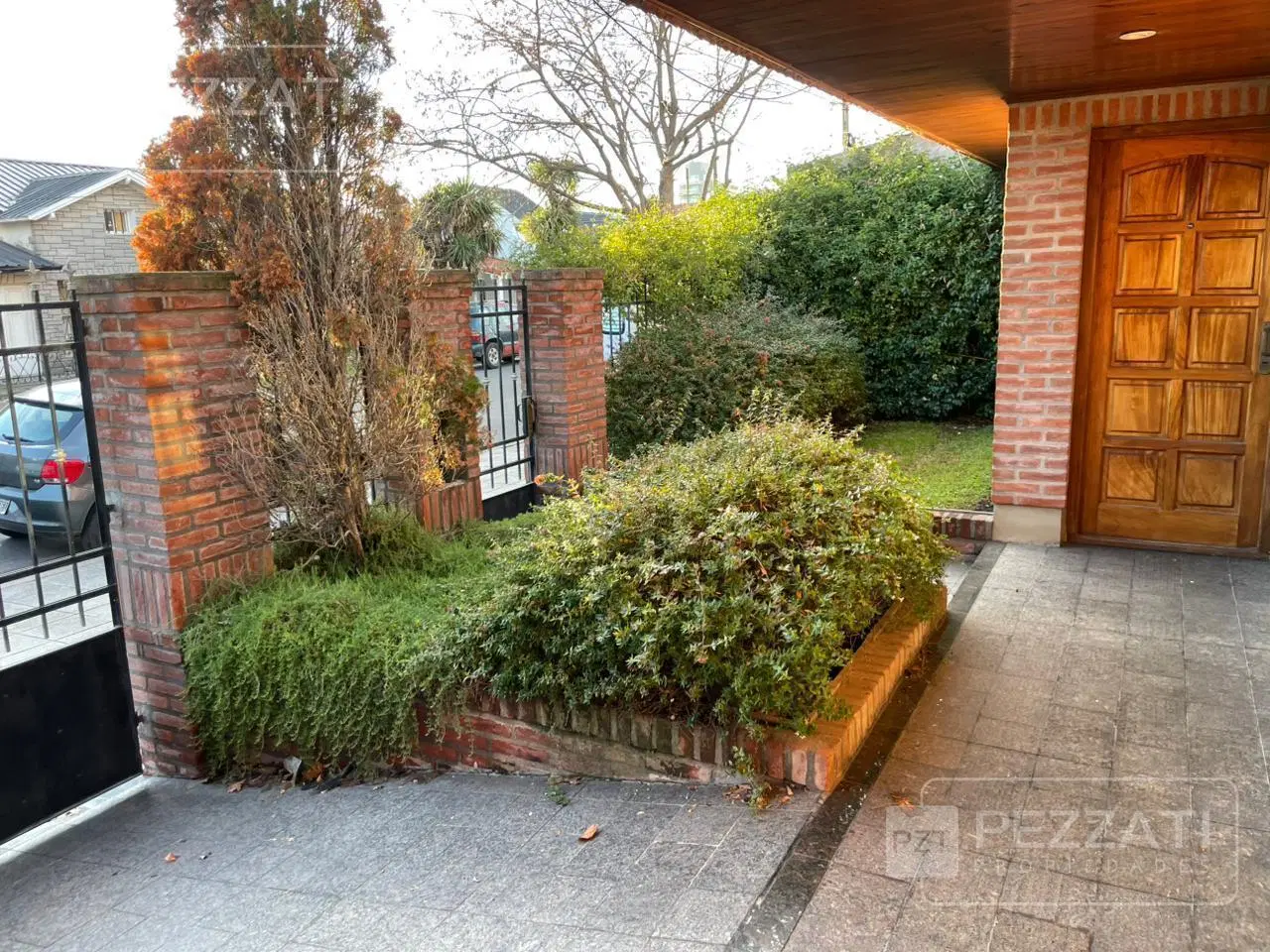 Casa en La Perla Norte. A pocas cuadras del mar. Quincho. Jardin. Garage doble y espacio para màs au 5