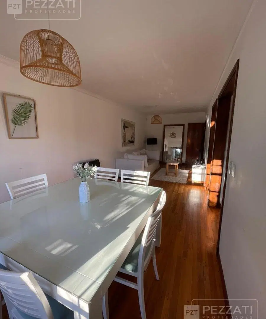 Casa en La Perla Norte. A pocas cuadras del mar. Quincho. Jardin. Garage doble y espacio para màs au 3