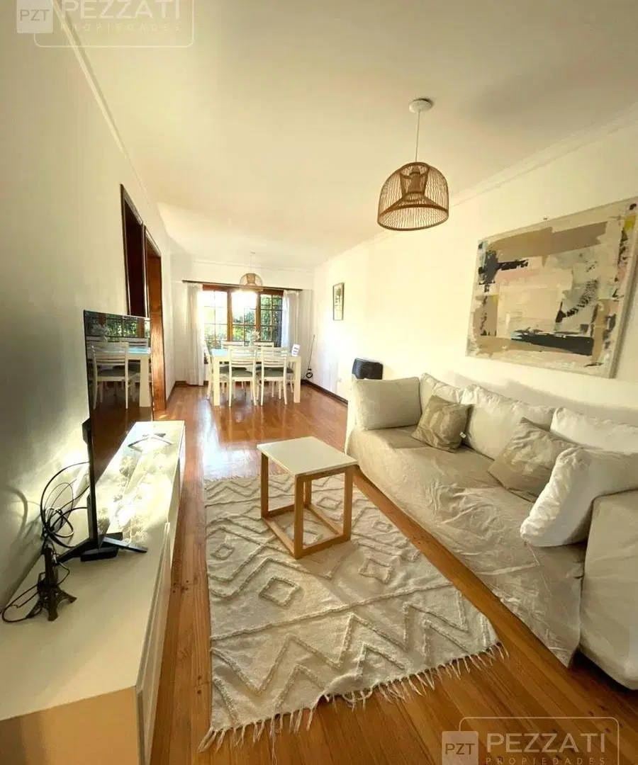 Casa en La Perla Norte. A pocas cuadras del mar. Quincho. Jardin. Garage doble y espacio para màs au 1