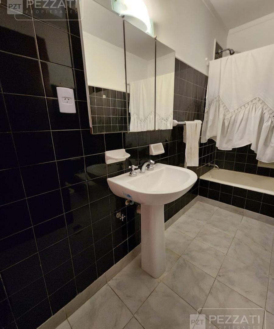 Chalet en alquiler. Zona Materno infantil . 2 dormitorios. Apta vivienda o profesionales