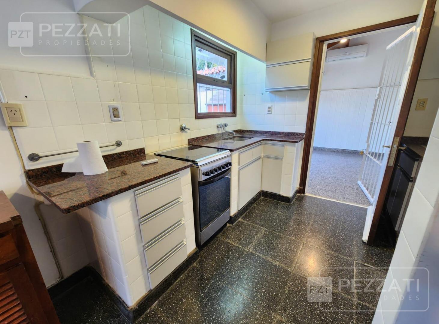Foto de Chalet en alquiler. Zona Materno infantil . 2 dormitorios. Apta vivienda o profesionales, imagen 2