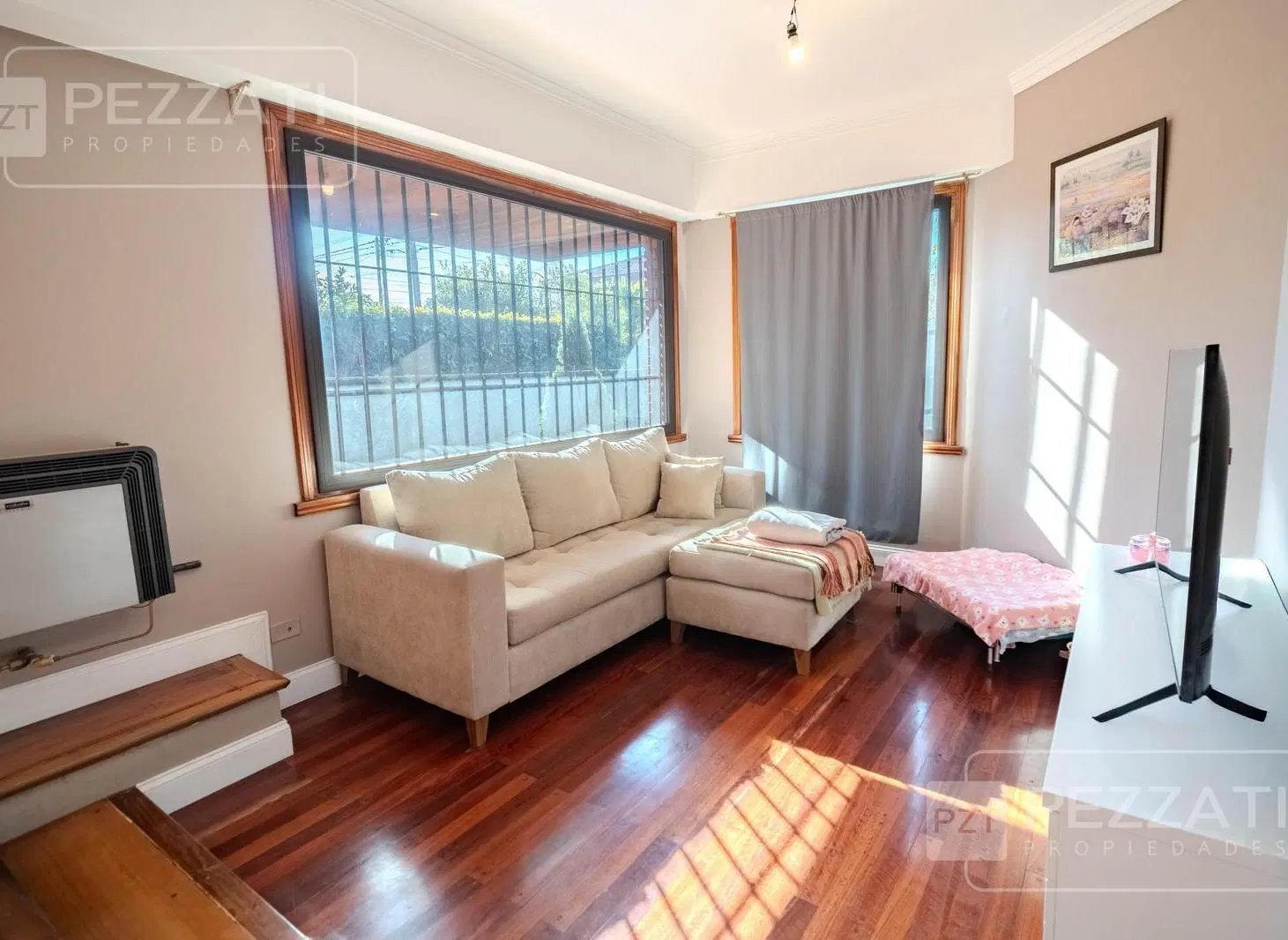 Chalet en venta en Parque Luro. Tres dormitorios. Garage varios autos. Piscina. Quincho. Jardin 1