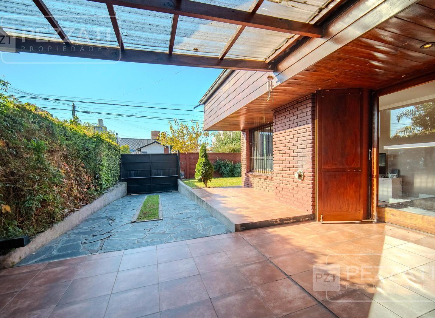 Chalet en venta en Parque Luro. Tres dormitorios. Garage varios autos. Piscina. Quincho. Jardin